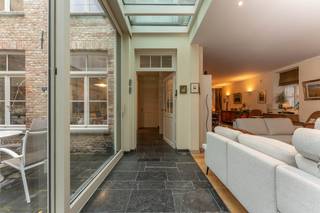 Rustig gelegen herenhuis in het hart van Brugge met vier slaapkamers. Dit karaktervolle pand bevindt zich in het stille Groeninge, pal in het historische centrum en op wandelafstand van openbaar vervoer, winkels en culturele bezienswaardigheden. De authentieke Brugse gevel is gebleven, maar het huis zelf is nieuwbouw sinds 2007, hoogwaardige materialen en nauwkeurige afwerking maken van deze woning een uitzonderlijke parel. Bovendien zorgen de lift, de inpandige garage, en het zonnige, private terras voor een optimaal wooncomfort. Indeling:Gelijkvloers (89 m²):- Gezellige leefruimte met gashaard en directe toegang tot de binnenkoer- Lichtrijke keuken - Authentieke Brugse binnenkoer 1e verdieping (89 m²):- Groot, zonnig terras (60 m²)- Twee ruime slaapkamers- Luxe afgewerkte badkamer met hoogwaardige materialen2e verdieping (80,00 m²):- Twee volwaardige, ruime slaapkamers- Tweede stijlvolle en luxueuze badkamerGarage (56 m²)De woning kan ook gekocht worden via overdracht van aandelen.