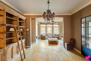 Luxueus afgewerkt, royaal appartement van 190m² met 3 slk, 3 badk en garagebox. <br /><br />Beschikbaar vanaf 1 maart.<br /><br />Locatie: <br />Op de statige Jan Van Rijswijcklaan, nabij het centrum van Antwerpen. Ideale ligging nabij op-en afritten. <br /><br />Indeling: <br />Zeer ruime woonkamer, die loopt van de voor- tot de achterzijde van het appartement met een zeer mooi uitzicht op het park, eetkamer met aansluitend een volledig geïnstalleerde open keuken (microgolfoven, vaatwasmachine, koelkast, diepvries, inductiekookplaat...), ook is er een bijkeuken met een ruime berging voorzien voor wasmachine en droogkast. <br />Masterbedroom met dressing met ingemaakte kasten en aansluitend een badkamer met dubbel lavabomeubel, douche, ligbad en sauna. Daarnaast zijn er ook nog 2 andere volwaardige slaapkamers met elk een douchekamer. <br /><br />Bijzonderheden:<br />Bijkomende kelderberging en garagebox achteraan het gebouw bij te huren voor € 100 per maand. <br />Energie EPC score 156 kWh/m² <br />Maandelijkse kosten: € 280 per maand voor het onderhoud en de elektriciteit van de gemene delen en de lift inclusief het individueel water- en verwarmingverbruik. <br />Elektriciteit, televisie en internet zijn rechtstreeks door de huurder af te sluiten.<br />Gelegen op de 3e verdieping, met lift.