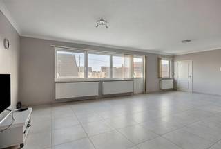 <p><span>Zeer ruim 4-slaapkamerappartement met ruime terrassen en een afgesloten garage, gelegen nabij het centrum van Maaseik.</span></p><p><span> </span></p><p><span>ALGEMEEN:</span></p><ul><li><span>Appartement gelegen op de eerste verdieping (geen lift aanwezig). </span></li><li><span>Locatie: centraal gelegen op wandelafstand van alle voorzieningen in het centrum.</span></li><li><span>KI: €1.074. </span></li><li><span>Bouwjaar: 1966. Het appartement onderging in 2015 een totaalrenovatie (nieuwe vloeren, ramen en deuren, elektriciteit, verwarming, dakbedekking en dakisolatie, spouwmuurisolatie, keuken en badkamer). </span></li><li><span>Bewoonbare oppervlakte: ca. 186 m² (volgens EPC-attest).</span></li><li><span>Het appartement is afgewerkt met grijze tegelvloer.</span></li><li><span>Asbestveilig en voorzien van een uitstekende EPC-score 156 kWh (label B), waardoor het appartement niet onderhevig is aan renovatieverplichting.</span></li><li><span>Verwarming op aardgas.</span></li><li><span>PVC ramen met dubbele beglazing.</span></li><li><span>Afgesloten garage inbegrepen in de prijs.</span></li><li><span>Geen gemeenschappelijke kosten! </span></li></ul><p><span> </span></p><p><span>INDELING:</span></p><p><span>GELIJKVLOERS: </span></p><ul><li><span>Ruime, privé inkomhal met trap naar de eerste verdieping en toegang naar de kelder. </span></li></ul><p><span> </span></p><p><span>EERSTE VERDIEPING: </span></p><ul><li><span>Hal met toegang tot 2 slaapkamers, keuken en gastentoilet. </span></li><li><span>Riante woonkamer met grote raampartijen die zorgen voor overvloedig natuurlijk licht. Via de woonkamer heeft men tevens toegang tot een aparte bergruimte. </span></li></ul><ul><li><span>Keuken voorzien van dubbele spoeltafel, keramisch vuur (Neff) met dampkap, oven (Neff), vaatwasser (Neff) en koelkast met diepvriesvak. De keuken biedt via een deur ook toegang tot het terras aan de achterzijde van het perceel. </span></li><li><span>Nachthal met toegang tot 2 slaapkamers en de badkamer. </span></li><li><span>4 slaapkamers, allen voorzien van een raam met vliegenhor en verwarming. </span></li><li><span>Via de vierde slaapkamer heeft men tevens toegang tot een zeer ruim terras, voorzien van een grijsbeige tegelvloer. </span></li><li><span>Badkamer, volledig betegeld en voorzien van een wasmeubel met dubbele wastafel, ligbad,douche, toilet en kolomkast. </span></li><li><span>Gastentoilet met fonteintje. </span></li></ul><p><span> </span></p><p><span>KELDERRUIMTE: </span></p><ul><li><span>Gesloten garage, voorzien van een automatische sectionale poort. </span></li></ul><p><span> </span></p><p><span>KELDERRUIMTE: </span></p><ul><li><span>Het appartement beschikt over 2 kelderruimtes, waarvan 1 voorzien van een aansluiting voor wasmachine en droogkast. </span></li></ul><p><span> </span></p><p><span>Op zoek naar comfortabel, uitzonderlijk ruim appartement met 4 slaapkamers, terrassen en garage vlakbij het centrum van Maaseik? Contacteer ons vandaag nog voor meer info of een bezoek ter plaatse. </span></p><p><span> </span></p>