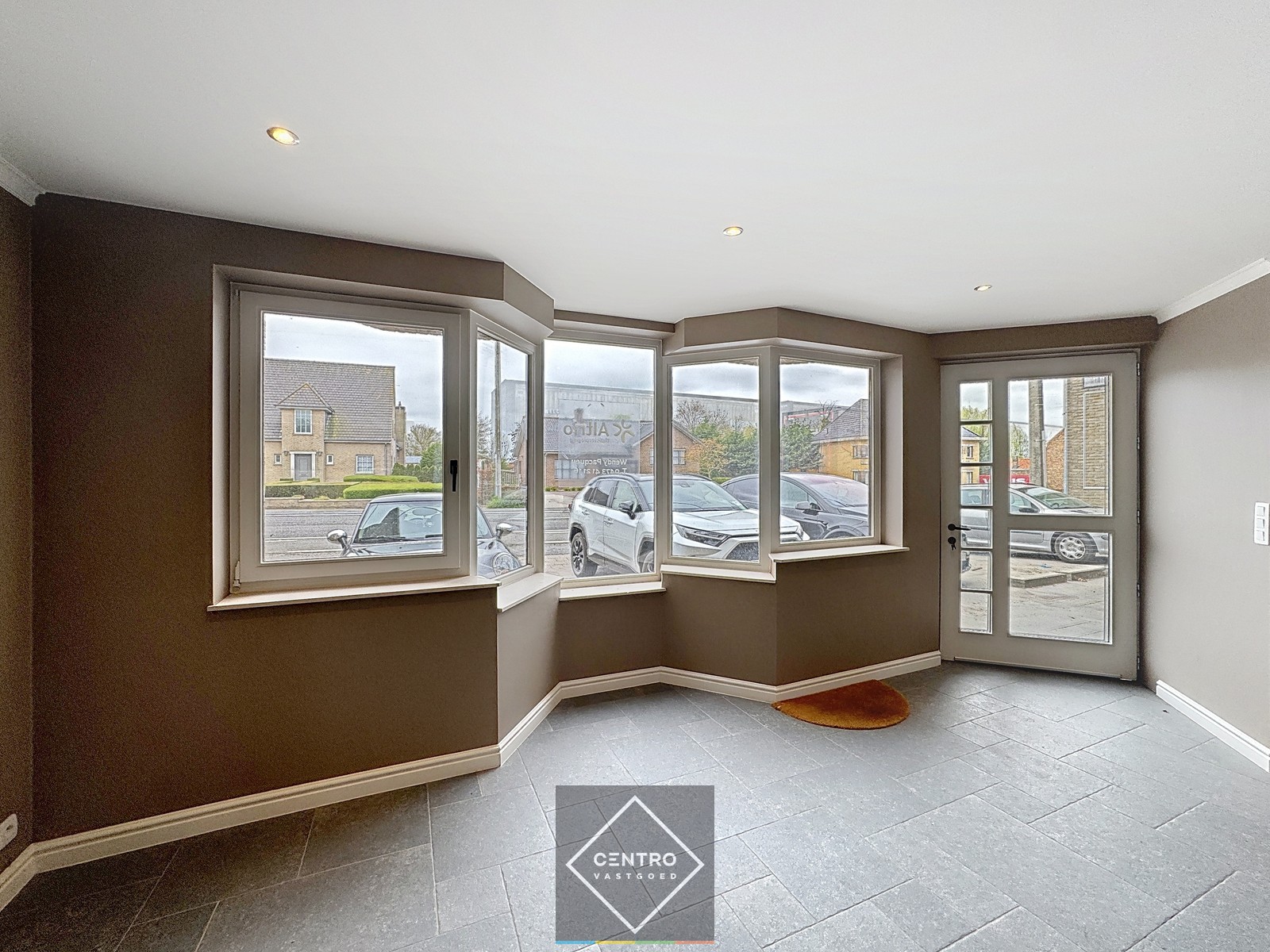 Prachtig gerenoveerde HANDELSRUIMTE / KANTOOR met TUIN langs een drukke verbindingsbaan (Gistel - Torhout, N33) te Ichtegem. - foto 4