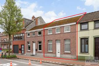 Te renoveren woning gunstig gelegen in het centrum van Emblem.Vlotte verbinding naar Lier en E313/E34.Bouwjaar 1920.Grondoppervlakte 375  m²   -  ...
