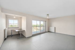 Dit ruime appartement is gelegen in een verzorgd appartementsgebouw van 2007, op een uitstekende ligging aan de jachthaven van Blankenberge. De dijk, winkels, het centrum en de belangrijkste invalswegen bevinden zich allemaal op korte afstand.

Via de inkomhal komen we terecht in de bijzonder ruime en lichtrijke leefruimte. Hier is er meer dan voldoende plaats voor een gezellige zithoek, eetplaats en zelfs een praktische bureauhoek. De volledig uitgeruste open keuken sluit mooi aan bij de leefruimte. Vanuit hier heb je rechtstreeks toegang tot het eerste terras, waar je geniet van een aangenaam zicht op de jachthaven.

Verder in het appartement bevindt zich de ruime badkamer, voorzien van een dubbele wastafel, ligbad, douche en toilet. Daarnaast is er nog een tweede afzonderlijk toilet en een handige berging.

Aan de achterzijde van het appartement bevinden zich twee volwaardige slaapkamers. Beide kamers genieten van de nodige rust en geven uit op het tweede, zuidgerichte terras. Een ideale plek om volop van de zon te genieten.

Extra troeven zijn het EPC-label A, de conforme elektrische installatie, de aanwezige fietsenberging en de mogelijkheid tot aankoop van een garage.

Kortom, een bijzonder ruim en energiezuinig appartement met twee terrassen en een prachtige ligging aan de jachthaven van Blankenberge!

👉 Aarzel niet en contacteer Jens via jens@keyimmo.be of 0496 41 55 77 en ontdek deze kans in Blankenberge
