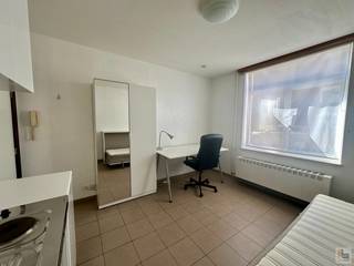 Deze leuke gemeubelde kamer is gelegen nabij UZ Gent en op fietsafstand van het Sint-Pietersstation.<br /><br />De kamer is voorzien van een bureau, kleerkast, bureaustoel en opklapbed. Tevens is er een kitchenette aanwezig met kookplaatjes, spoelbak en koelkast.<br />Toilet en douche zijn gemeenschappelijk en te delen met 1 andere student. Er is een lavabo voorzien op de kamer.<br /><br />Beschikbaar vanaf 01/09/2026.<br /><br />Enkel voor STUDENTEN. Domicilie is NIET mogelijk!<br /><br />EPC: 285 kWh/m².<br />Huurprijs: 490 euro/maand (elektriciteit, verwarming, water en internet inbegrepen).