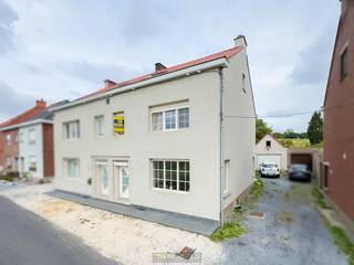 <strong>DE PERFECTE, BETAALBARE GEZINSWONING MET MAAR LIEFST 4 RUIME SLAAPKAMERS!! Betreft een INSTAPKLARE HALFOPEN BEBOUWING MET APARTE GARAGE</strong> nabij het centrum.  Op het gelijkvloers bevinden zich een ruime inkomhal, <strong>een GROTE LICHTRIJKE LEEFRUIMTE MET EETPLAATS</strong>, tussen ruimte/ ontbijthoek, ingerichte keuken, berging en gastentoilet. De eerste verdieping telt <strong>TWEE VOLWAARDIGE SLAAPKAMERS</strong>, een royale nachthal en een ruime badkamer met ligbad en douche.  De zolderverdieping biedt <strong>nog 2 EXTRA KAMERS</strong>, ideaal als <strong>SLAAPKAMER, BUREAU OF HOBBYRUIMTE</strong>. Een praktische kelder zorgt voor bijkomende opbergruimte. De <strong>MOOIE TUIN MET GROOT ZONNETERRAS</strong> en open uitzicht garandeert <strong>RUST EN PRIVACY</strong>, terwijl de oprit en <strong>AANGEBOUWDE GARAGE</strong> het geheel compleet maken. Perfect voor gezinnen die een <strong>INSTAPKLARE WONING MET TUIN EN GARAGE ZOEKEN IN EEN CENTRALE, GROENE OMGEVING.</strong><br /><br />Onmiddellijk beschikbaar! <br /><br />Adres: Spoorweglaan 39 te Leupegem (Oudenaarde)<br /><br />G-score + P-score B. Geen renovatieverplichting van toepasssing. 