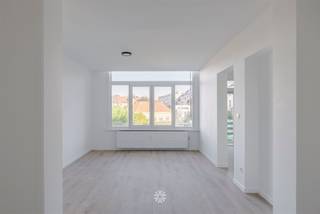 <p><span>GENT CENTRUM - Instapklare gerenoveerde studio tussen het Sint-Pietersstation en Gent-Centrum.</span></p><p><span> </span></p><p><span>Gelegen op de eerste verdieping van dit herenhuis, treffen we deze volledig instapklare, gerenoveerde studio nabij het Station van Gent-Sint-Pieters.</span></p><p><span>Ideaal als starters- of investeringseigendom met een vlotte verbinding naar de binnenstad, studentencampussen en invalswegen.</span></p><p><span> </span></p><p><span>De belangrijkste troeven in een notendop: </span></p><ul><li><span>Centrale ligging in Gent met vlotte bereikbaarheid </span></li><li><span>Volledig gerenoveerd met nieuwe keuken en douche</span></li><li><span>Keuken met alle comfort</span></li><li><span>Op wandelafstand van het Gent-Sint-Pietersstation en het Citadelpark</span></li><li><span>Ideaal geschikt als investering of eigen bewoning</span></li><li><span>Inclusief kelderberging</span></li><li><span>Gunstig EPC B en elektriciteit conform</span></li><li><span>Nabij invalswegen, openbaar vervoer en scholen</span></li></ul><p><span> </span></p><p><span>Indeling:</span></p><p><span>Inkomhal, keuken (frigo, kookplaat, vaatwasmachine, dampkap) met aansluitend de douche, open leefruimte met mogelijkheid tot aparte slaaphoek, </span></p><p><span> </span></p><p><span>Belangrijk</span><span>:</span></p><p><span>Richtprijs: 269.000 EURO (inclusief kelderberging)</span></p><p><span>Prijs exclusief aandeel in basisakte</span></p><p><span>EPC: 162 kWh/m² jaar</span></p><p><span> </span></p><p><span>Interesse? Neem contact op met Axel Lenaerts makelaars voor meer info of een bezoek ter plaatse via </span><span>09 245 24 24</span><span> of zoe@axellenaerts.be</span></p><p><span> </span></p>