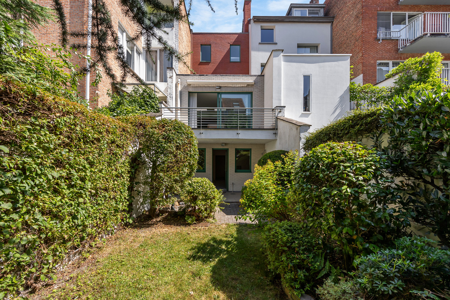 MATCHED: kevin@wellimmo.net voor meer info! Een oase van rust in hartje Antwerpen: Ruime stadswoning met prachtige tuin, garage én praktijkmogelijkheid - photo 1