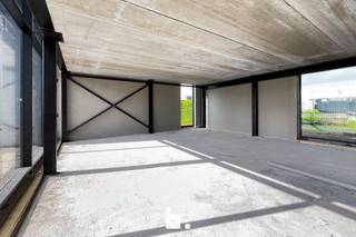 Uiterst commercieel en polyvalente gebouw, op heden casco afgewerkt en bestaand uit 2 verdiepingen. De omgeving is al voorzien van parking voor...