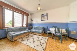 <p>Op zoek naar een <strong>betaalbaar verblijf aan zee</strong>? Dit appartement op de <strong>2de verdieping</strong> (zonder lift) in de <strong>Strandlaan te Sint-Idesbald</strong> biedt heel wat potentieel.<br /><br />Gelegen aan de <strong>zonnige achterzijde</strong> van het gebouw, met veel natuurlijke lichtinval dankzij de grote raampartijen. De indeling omvat een leefruimte met basiskeuken, een apart toilet en een<strong> ruime slaapkamer met lavabo en douchecabine,</strong> waarbij er bovendien de <strong>mogelijkheid bestaat om een aparte badkamer te creëren.</strong><br /><br />Het appartement beschikt niet over een terras en dient volledig gerenoveerd of opgefrist te worden, ideaal om het volledig naar eigen smaak in te richten.<br /><br /><strong>Troeven:</strong></p>

<ul>
	<li>Zonnige ligging</li>
	<li>Veel natuurlijke lichtinval</li>
	<li>Gratis parking voor de deur</li>
	<li>Dicht bij winkels</li>
	<li>Op wandelafstand van zee</li>
	<li>Ideaal als tweede verblijf of investering</li>
</ul>

<p><strong>Een eigen plekje aan zee voor een aantrekkelijke prijs!</strong></p>