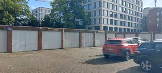 Gesloten garagebox met afstandsbediening.  Gelegen achter het gebouw. Bij verhuur met BTW nummer bedraagt de maandelijkse huur 150 euro...