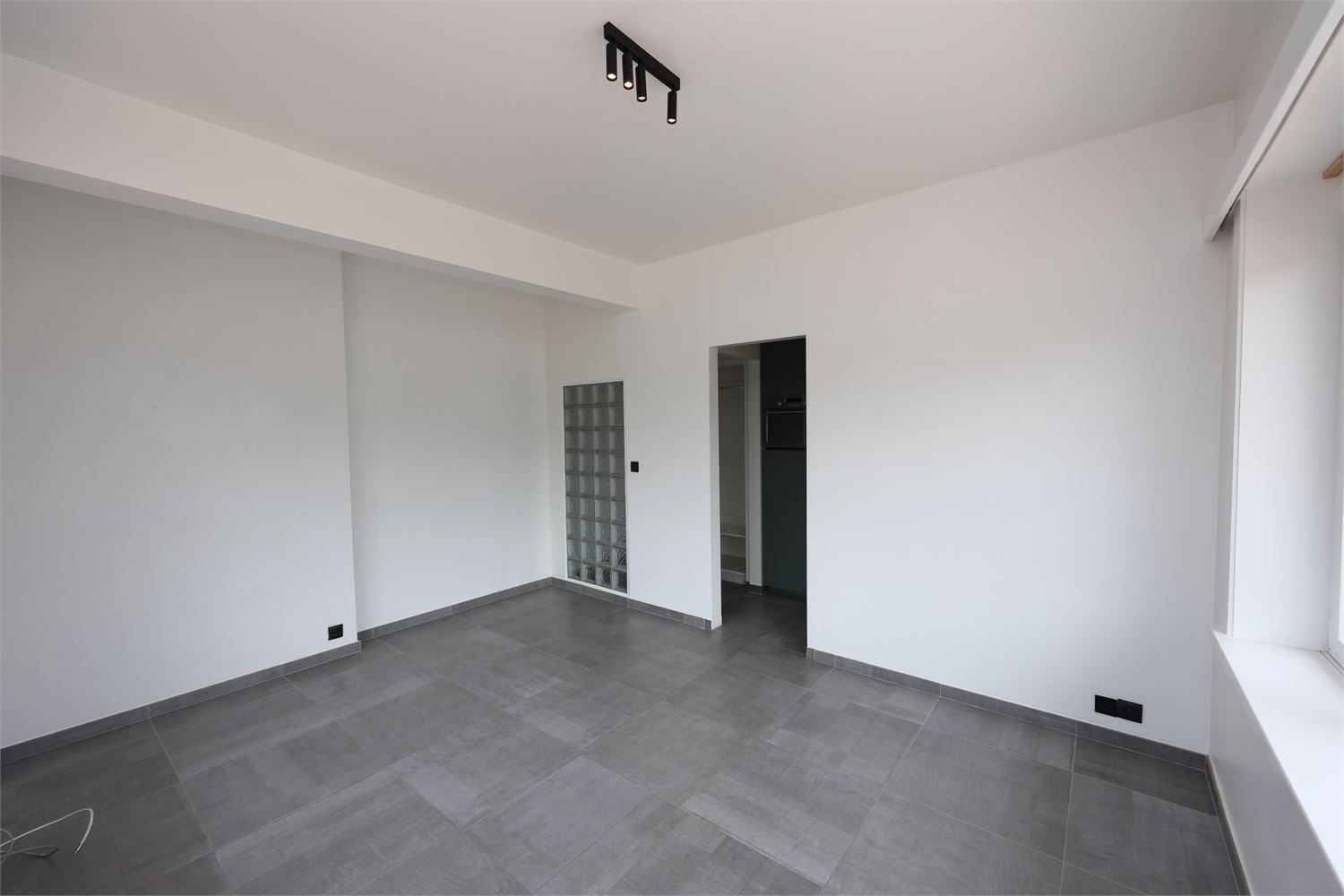 Vernieuwd appartement 1 slaapkamer uitgevend op de zee te Mariakerke ! - foto 5