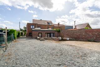 In een rustige omgeving vindt u deze karaktervolle en deels gerenoveerde woning die nog wat verdere afwerking vraagt. Dankzij de royale...