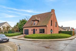 <p>In een rustige en residentiële omgeving in Torhout bevindt zich deze alleenstaande woning, gebouwd in 1975. De woning werd steeds zeer goed onderhouden en biedt een mooie combinatie van ruimte, lichtinval en een aangename tuin.<br />Via de ruime inkomhal met gastentoilet bereikt u de lichtrijke leefruimte. Grote raampartijen zorgen voor veel natuurlijk licht en een mooi zicht op de zonnige en aangelegde tuin. Aansluitend bevindt zich de afzonderlijke en zeer ruime keuken, eveneens met uitzicht op de tuin.<br />Op de eerste verdieping beschikt de woning over drie ruime slaapkamers, een grote badkamer, een bureelruimte of dressing en een afzonderlijk toilet.<br />Extra bergruimte vindt u op de zolder, bereikbaar via een trapluik, evenals in de ruime garage en de grote kelder.<br />De woning bevindt zich iets hoger dan het straatniveau, wat zorgt voor een aangename lichtinval en extra privacy. De verkoper voerde bovendien al enkele belangrijke werken uit: het dak werd recent geïsoleerd en ook de oprit, het terras en het wandelpad rond de woning werden volledig vernieuwd.<br />Hoewel de woning onder de renovatieplicht valt, kan deze met enkele gerichte ingrepen snel aan de normen voldoen. Een interessante opportuniteit voor wie op zoek is naar een ruime gezinswoning in een aangename woonomgeving.<br />Interesse?</p>