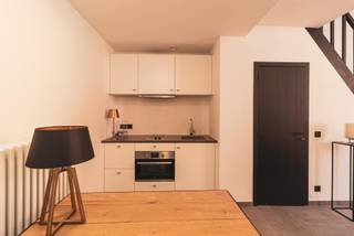 <strong>BEZOEK ENKEL AANVRAGEN VIA IMMODAVINCI.BE</strong><br /><br /><span><span><strong>LIGGING</strong></span></span>:<br /><span>Deze woning is gelegen in een charmante straat dewelke deel uitmaakt van een karaktervolle buurt met een authentieke Gentse uitstraling. Het pand bevindt zich op wandelafstand van de Vlaamsekaai, de Visserij en het geliefde Keizerpark. </span><span>Vanuit de woning bereikt u in enkele minuten het bruisende stadscentrum, terwijl u tegelijk geniet van een rustige woonomgeving met tal van buurtwinkels, scholen, horecazaken en recreatiemogelijkheden in de onmiddellijke omgeving. </span><span>Dankzij de gunstige verbindingen naar de stadsring en de belangrijkste invalswegen geniet u bovendien van een uitstekende bereikbaarheid, zowel met de wagen als met het openbaar vervoer.</span><br /><br /><span><strong>INDELING</strong></span>:<br /><span>Bij het betreden van de woning wordt u verwelkomd in een gezellige en lichtrijke leefruimte die naadloos overgaat in de volledig geïnstalleerde open keuken. Deze aangename leefomgeving vormt het hart van de woning en biedt alle comfort voor het dagelijkse leven. </span><span>Op de eerste verdieping bevindt zich een ruime slaapkamer, aangevuld met een verzorgde badkamer uitgerust met een douche en toilet. De tweede verdieping herbergt een volwaardige, extra ruime slaapkamer die tal van mogelijkheden biedt. </span><span>Deze charmante citéwoning onderging een totaalrenovatie waarbij hedendaags wooncomfort perfect werd gecombineerd met het behoud van authentieke elementen en karaktervolle details. </span><span><br /></span><br />Huurprijs: 1.000 euro/maand<br />EPC: 155 kWh/m2<br />Beschikbaar vanaf 1/9/2026<br />Domicilie VERPLICHT<br /><br /><strong>BEZOEK ENKEL AANVRAGEN VIA IMMODAVINCI.BE</strong>