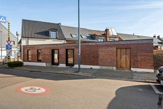 Af te werken woning in het centrum van Kontich-KazerneAlgemeen:- Volledig af te werken woning, gelegen in het centrum van Kontich-Kazerne- Vlakbij...