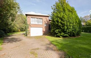 <p><span>Rustig gelegen te renoveren woning met 5 slaapkamers, ruime garage op 3.990 m².</span></p><p><span> </span></p><p><span>Gelijkvloers</span></p><p><span>- Garage: 25 m²</span></p><p><span>- Kelder: 9 m²</span></p><p><span>- Slaapkamer 1: 9 m²</span></p><p><span>- Slaapkamer 2: 12 m²</span></p><p><span> </span></p><p><span>Tussenverdieping</span></p><p><span>- Garage: 25 m²</span></p><p><span>- Kelder: 9 m²</span></p><p><span>- Slaapkamer 1: 9 m²</span></p><p><span>- Slaapkamer 2: 12 m²</span></p><p><span> </span></p><p><span>Bijgebouwen</span></p><p><span> </span></p><p><span>Duivenlokaal en garage: 101 m²</span></p><p><span>Bijkomend bijgebouw: 83 m²</span></p><p><span> </span></p><p><span>Bijzonderheden</span></p><p><span> </span></p><p><span>Bewoonbare oppervlakte: 236 m²</span></p><p><span>Bebouwde oppervlakte: </span></p><p><span>Veranda achter de woning van ca 20 m²</span></p><p><span>Ruime tuin van ca 1400 m²</span></p><p><span> </span></p><p><span>Stedenbouwkundige inlichtingen: Vergunning aanwezig, geen verkavelingsvergunning, geen voorkooprecht, geen maatschappelijke herstelmaatregel </span></p>