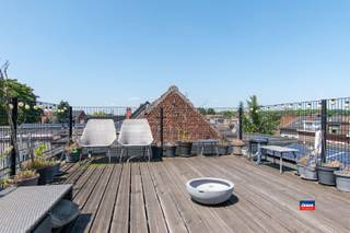 <p><span>HOBOKEN | GEZELLIG APPARTEMENT MET LICHTRIJKE WOONKAMER EN DAKTERRAS GELEGEN OP DE TWEEDE VERDIEPING VAN EEN KLEIN GEBOUW | EPC A |</span></p><p><span>Indeling als volgt: inkomhal - woonkamer met eetruimte - geïnstalleerde keuken met toegang naar het terras - slaapkamer met opbergruimte - badkamer met inloopdouche, toilet en lavabo  - berging met aansluitingen wasmachine/droogkast - ruim dakterras</span></p><p><span> </span></p><p><span>Grote troeven: </span></p><ul><li><span>Zeer veel lichtinval</span></li><li><span>Zeer energiezuinig (EPC A)</span></li><li><span>Zonnepanelen </span></li><li><span>Dakterras</span></li><li><span>Gelegen in rustige woonwijk, vlakbij winkels, scholen en openbaar vervoer, ...</span></li><li><span>Gemeenschappelijke berging</span></li><li><span>Parkeermogelijkheden aan de oprit</span></li><li><span>Elektriciteit is conform het AREI</span></li><li><span>Aparte meters voor elektriciteit, gas en water</span></li><li><span>Geen asbestattest vereist want bouwjaar na 2001</span></li><li><span>Klein gebouw, geen syndicus of maandelijkse kosten</span></li></ul><p><span> </span></p><p><span> </span></p>
