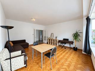 Te huur in St.-AMANDSBERG : ruim appartement op 1e verdieping. Omv. : ruime inkom met ingebouwde vestiairekast, living met parketvloer, vernieuwde keuken, twee slaapkamers, toilet, vernieuwde badkamer met douche. Met garage en kelder. EPC : 112 kWh/m2 (UC:2021545) Huur : 1200 €/m. A.O. : + 80 €/m.( gasverwarming en warm water inbegrepen).