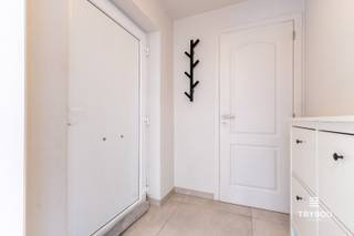 Bent u op zoek naar een alleenstaande woning met veel ruimte, privacy en tal van mogelijkheden? Dan is deze open bebouwing in de Mosselstraat 10 te Houthulst beslist een bezoek waard.<br /><br />De woning bevindt zich op een uitzonderlijk groot perceel, een absolute troef voor wie houdt van ruimte. Er is mogelijkheid om nog een loods te bouwen, ideaal voor zelfstandigen.<br /><br />Binnenin geniet u van een ruime inkomhal met toilet, een lichtrijke leefruimte met stijlvolle ingebouwde kasten, een open keuken die naadloos aansluit op de leefruimte met een groot kookeiland, ingebouwde toestellen en voldoende kastruimte. Naast de keuken is er een berging met ingemaakte kasten. <br /><br />Op de verdieping beschikt de woning over vier volwaardige slaapkamers, een badkamer met ligbad en een dubbele wastafel. Buiten geniet u van een ruim terras wat zorgt voor privacy. Het perceel is ook volledig afgesloten met een poort. <br /><br />Troeven van deze woning:<br /><br />- Open bebouwing op een uitzonderlijk groot perceel van 1601m²<br />- Mogelijkheid tot het bouwen van een loods<br />- Lichtrijke leefruimte met ingebouwde kasten<br />- Open keuken<br />- 4 volwaardige slaapkamers<br />- Badkamer met ligbad en dubbele wastafel<br />- Ruim terras<br />- Zonnepanelen<br />- Volledig afgesloten met een poort voor extra privacy<br /><br /><br />📞 Interesse? Contacteer Thijs, Friedel of Nina:<br />📲 051 57 54 61<br />📧 thijs@grouptrybou.be | friedel@grouptrybou.be | nina@grouptrybou.be
