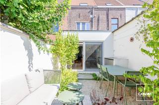 Deze <strong>zeer goed onderhouden woning</strong> is gunstig gelegen in een hippe straat nabij het centrum van Gent, met een vlotte verbinding naar fiets- en wandelpaden, het openbaar vervoer, diverse winkels, trendy eetgelegenheden, scholen en het natuurreservaat Bourgoyen-Ossemeersen.<br /><br />Het gelijkvloers is <strong>volledig open ingericht</strong>, waardoor de woonkamer in verbinding staat met de eetplaats en de achterliggende keuken. Dit creëert een <strong>aangenaam gevoel van openheid</strong>. Vanuit de keuken heeft u rechtstreeks toegang tot de <strong>prachtige stadstuin</strong> achteraan.<br /><br />In 2022 werd de tuin onder begeleiding van een <strong>tuinarchitect</strong> volledig heraangelegd. Het resultaat mag er dan ook zijn: een <strong>trendy en sfeervolle stadstuin</strong> die het genieten van het buitenleven naar een hoger niveau tilt.<br /><br />Op de eerste verdieping bevinden zich een eerste ruime slaapkamer, een douchekamer, een apart toilet en een badkamer met wasruimte, ligbad en dubbele wastafel. De tweede verdieping biedt plaats aan nog <strong>twee slaapkamers</strong>, waarvan één met een mezzanine.<br /><br />Wenst u zelf de charme van deze woning te ontdekken? Maak dan uw afspraak voor een plaatsbezoek via Theo: theo@convas.