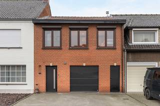 Instapklare gezinswoning met 3 slaapkamers, 2 badkamers en een garage gelegen in het rustige Schorvoort! Elektriciteit conform, EPC 244...