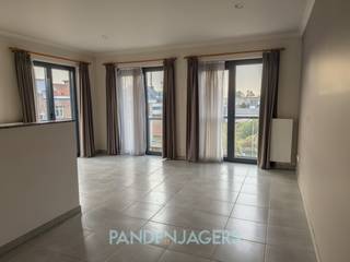 In dit modern gebouw (bouwjaar: 2009) vinden we op de bovenste verdieping het instapklare appartement terug, eenvoudig te bereiken via de lift. <br /><br />Het appartement heeft 1 slaapkamer, een badkamer met douche en toilet, een berging en een woonkamer met open keuken. Vanuit de leefruimte is er toegang tot het hoekterras. Doordat het appartement zelf compacter is, zorgt dit voor een gemak in onderhoud en een lagere maandelijkse bijdrage voor de gemeenschappelijke kosten.<br /><br />Ondergronds is er een ruime parkeerplaats met achterliggend een privé berging, deze zijn verplicht aan te kopen aan 25.000 euro. Er is bovendien ook een gemeenschappelijke fietsenstalling. <br /><br />Dit appartement ligt gunstig in Duffel-West, op wandelafstand van het centrum, nabij de bushalte en een supermarkt. Het grenst bovendien aan het park van Duffel. <br /><br />Pandenjagers is een innovatief vastgoedkantoor en kiest bewust voor een unieke en transparante aanpak. Bij ons bestaat de totale aankoopprijs altijd uit twee duidelijke onderdelen: de vraagprijs die bovenaan in de advertentie vermeld staat, plus onze vaste commissie van 10.000 euro incl. BTW. Dankzij deze open prijsstructuur krijgt u als koper vanaf het eerste moment een eerlijke inkijk hoe de totale prijs van het pand tot stand is gekomen. <br /><br />Interesse? Contacteer ons via 015/677.000 of info@pandenjagers.be.