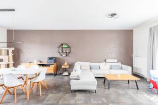 Bent u op zoek naar een eigendom waar wonen en werken perfect gecombineerd kunnen worden? Dan is deze ruime en uitstekend <strong>onderhouden gezinswoning met magazijn</strong> een unieke opportuniteit.<br /><br />De woning, gebouwd in 2003, verwelkomt u via een verzorgde inkomhal met gastentoilet. De lichtrijke leefruimte met grote raampartijen geniet van een aangename connectie met de tuin en sluit naadloos aan op de volledig uitgeruste open keuken. Aansluitend bevindt zich een praktische berging.<br /><br />Op de eerste verdieping bevinden zich maar liefst <strong>vijf volwaardige slaapkamers</strong>. De ruime badkamer is uitgerust met een douche, ligbad, dubbele lavabo en een tweede toilet.<br /><br />Via een zolderluik bereikt u de grote, goed geïsoleerde zolderverdieping. Deze ruimte biedt nog tal van mogelijkheden en kan verder ingericht worden volgens uw eigen wensen en noden.<br /><br />Buiten geniet u van een volledig omheinde en onderhoudsvriendelijke tuin met terras. De oprit naar de achterliggende tuin en het magazijn is afgesloten met een automatische poort.<br /><br />Een absolute meerwaarde is het <strong>magazijn</strong> van circa 160 m², gebouwd in 2012. Deze ruimte is ideaal voor zelfstandigen, ondernemers, hobbyisten of gezinnen die nood hebben aan extra opslag- of werkruimte. De plannen van het magazijn kunnen op eenvoudig verzoek per e-mail worden bezorgd.<br /><br />Ook energetisch scoort deze eigendom uitstekend met een <strong>EPC-label B</strong>. Bovendien beschikt de woning over een <strong>conforme</strong> keuring van de <strong>elektrische installatie</strong>, wat een belangrijke troef vormt voor toekomstige eigenaars.<br /><br />De <strong>ligging </strong>is eveneens een <strong>sterke troef</strong>: rustig gelegen in een doodlopende straat met ruime parkeermogelijkheden en toch op korte afstand van het centrum, scholen, winkels en belangrijke invalswegen.<br /><br />Heeft u interesse in deze veelzijdige eigendom? Contacteer ons vandaag nog voor een bezoek ter plaatse via emily@claves.be of telefonisch op het nummer 03 502 98 74.