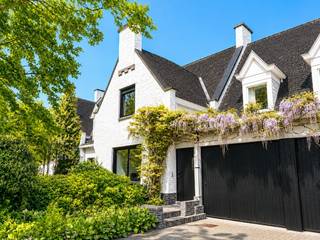 Een uitzonderlijke villa waar wonen, werken en genieten samenkomen ...<br /><br />Niet vaak komt een eigendom op de markt die zoveel mogelijkheden biedt als deze unieke voormalige dokters- en architectenwoning.<br /><br />Verscholen in een prachtig groen kader, op een royaal domein met een sfeervolle vijver, geniet u hier van een uitzonderlijke combinatie van rust, ruimte en privacy.<br />En toch bevindt u zich midden in het dorp, met alle dagelijkse voorzieningen binnen handbereik.<br /><br />De villa werd ontworpen met oog voor comfort, elegantie en functionaliteit.<br /><br />De royale leefruimtes baden in het licht en creëren een warme, uitnodigende sfeer.<br />Met onder meer 2 grote livings, een prachtige leefkeuken, 6 slaapkamers en 3 badkamers biedt deze woning alle ruimte voor een groot gezin of voor wie gewoon houdt van comfortabel wonen.<br /><br />Wat deze eigendom werkelijk uniek maakt, is de ruime professionele vleugel.<br />Vandaag ingericht als architecten- en studiebureau, maar perfect geschikt voor tal van andere activiteiten.<br />Denk aan een dokters- of tandartspraktijk, kinesitherapie, advocatenkantoor, notariskantoor, accountantskantoor, schoonheidssalon, groepspraktijk, consultancy, opleidingscentrum of tal van andere vrije beroepen. Ook een horecaconcept of een andere commerciële invulling behoort tot de mogelijkheden.<br /><br />Voor gezinnen is dit een plek waar kinderen onbezorgd kunnen opgroeien, spelen en ontdekken.<br />Het uitgestrekte domein vormt een waar paradijs waar natuur, vrijheid en rust elke dag centraal staan.<br /><br />Wie nog meer ruimte wenst, kan bovendien aansluitende weides en boomgaarden bijkopen, goed voor ongeveer 1,8 hectare extra grond.<br />Hierdoor ontstaan nog tal van bijkomende mogelijkheden voor paardenliefhebbers, dierenliefhebbers of wie simpelweg droomt van een uitzonderlijk domein.<br /><br />Dit is veel meer dan een woning.<br />Het is een eigendom waar wonen, ondernemen en genieten op een unieke manier samenkomen.<br /><br />De dokterswoning werd gebouwd in 1963, in 1987 werd het studie- en architectenbureau bijgebouwd en in 1999 werd de woning met een prachtige leefkeuken uitgebreid.<br /><br />Grootste troeven :
<ul>
<li><span>voormalige dokters- en architectenwoning </span></li>
<li><span>stijlvolle villa met professionele vleugel </span></li>
<li><span>prachtig aangelegd domein met vijver </span></li>
<li><span>landelijke en rustige ligging met maximale privacy </span></li>
<li><span>toch midden in het dorp </span></li>
<li><span>6 slaapkamers </span></li>
<li><span>3 badkamers </span></li>
<li><span>2 ruime leefruimtes </span></li>
<li><span>volledig uitgeruste keuken </span></li>
<li><span>ruime burelen of praktijkruimte </span></li>
<li><span>ideaal voor vrij beroep of combinatie wonen/werken </span></li>
<li><span>talrijke uitbreidingsmogelijkheden </span></li>
<li><span>mogelijkheid tot aankoop van aansluitende weides en boomgaarden (tot ca. 1,8 ha extra) </span></li>
<li><span>uitstekende bereikbaarheid </span></li>
<li><span>uitzonderlijk aanbod</span></li>
</ul>