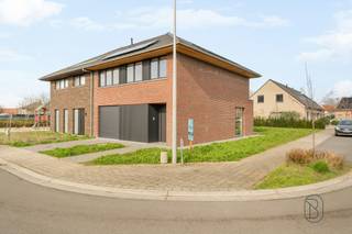 BEZOEKDAG ZATERDAG 28/03 VAN 9h30 - 11h!<br />Kwalitatieve moderne afgewerkte ruime nieuwbouwwoning met 3 SLK! Topgelegen: in een rustige, doodlopende straat doch dichtbij winkels, scholen, openbaar vervoer, etc. Indeling: inkomhal met apart toilet, grote lichtrijke leefruimte met open geïnstalleerde keuken met EILAND en extra ontbijthoek, handige grote berging en wasplaats, grote garage met sectionale poort. Volledig aangelegd TERRAS en OPRIT! Op het eerste verdiep bevinden zich de nachthal, 3 volwaardige slaapkamers, apart toilet en de badkamer (dubbele lavabo, ligbad &amp; inloopdouche). Via zolderluik ruime zolder aanwezig. TROEVEN: ENERGIEZUINIG, warmtepomp met vloerverwarming, 8 zonnepanelen aanwezig, 2 regenwaterputten van 10.000 l en aangesloten, hoogrendementsglas met aluminium raamkozijnen, kwalitatieve materialen. + 21% BTW. Meer info of een bezoek: charlotte@immobeguin.be of 0470 38 47 88.