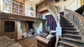 Itegem - Exclusieve villa van 540m² in authentieke stijl met praktijk-kantoorruimte op 17 are met zeer mooi landelijk vergezicht op de Netevallei en mooie aangelegde tuin en parkings.<br />De villa werd gebouwd met zeer degelijke materialen en exclusieve recuperatiemateriaal van kastelen en oude herenhuizen.<br />Omvat: inkomhal, praktijk-kantoorruimte met wachtruimte, toilet, ruime living met aanpalend een ruime orangerie, volledig ingerichte keuken met Aga fornuis, garage, berging, wijnkelder.<br />Op de verdiepingen: bibliotheek met veranda, leeshoek en open haard en buitenterras, 4 slaapkamers waarvan 1 zeer ruime slaapkamer of polyvalente ruimte met douche en voorzieningen voor een volledige badkamer, 2de badkamer + extra voorzieningen voor 3de badkamer, toilet.<br />Bouwjaar 2005 - perfecte staat van onderhoud. Ki 2.514 euro. <br />EPC 196 kwh/m² - energielabel B simulatie met thans in uitvoering zijnde verbeteringen (voor verbeteringen 210 kwh/m² - UC3864279RES2).<br />CV met aardgas hoogrendement condenserend en deels met warmtepomp.<br />Totale vloeroppervlakte: 540m². <br />De villa is voorzien van een liftkoker van gelijkvloers tot 2de verdieping.<br />Stedenbouwkundige info: woongebied met landelijk karakter en achterkant tuin in landschappelijk waardevol agrarisch gebied - vergunning uitgereikt - verkavelingsvergunning - geen rechterlijke herstelmaatregel of bestuurlijke maatregel opgelegd - geen maatregelen in het Vlaams handhavingsplatform - voorkooprecht ruimtelijke ordening.<br />Niet overstromingsgevoelig - gebouwscore A - perceelscore A.