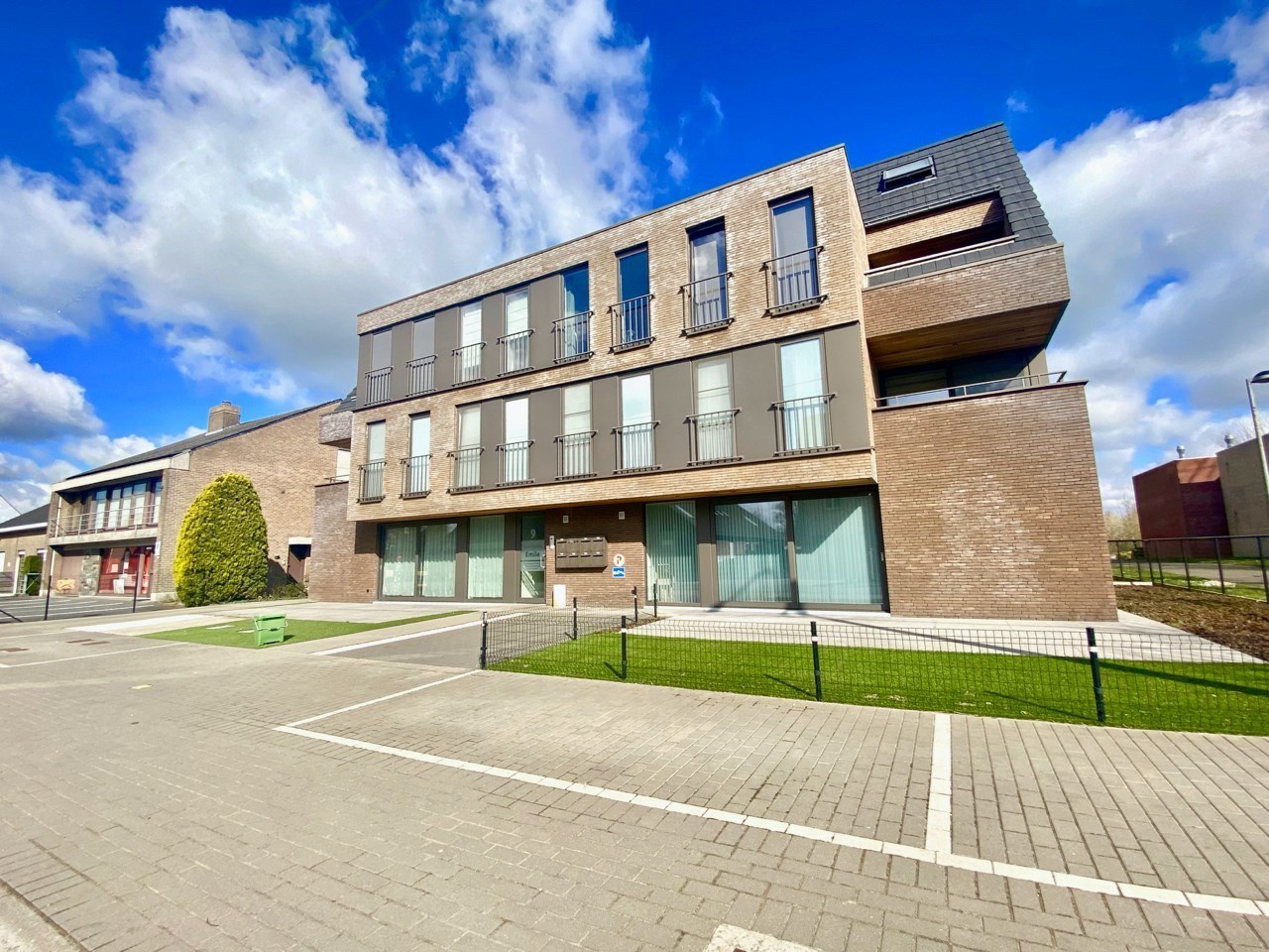 Prachtig appartement MET GARAGE in het rustige landelijke OOSTEEKLO ! - foto 1