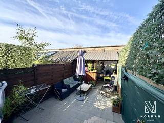 Gezellige instapklare woning met 3 slaapkamers in de Pius X wijk te Kortrijk. <br /><br />De woning heeft een inkomhall, lichtrijke open leefruimte met keuken en een badkamer met lavabomeubel en douche. Er is een afzonderlijk toilet. Op de eerste verdieping vinden we 2 slaapkamers, op het tussenverdiep is er nog een slaapkamer. De zolder is op vandaag niet ingericht maar biedt tal van mogelijkheden door de vaste trap die al aanwezig is. De woning heeft ook een praktische kelder.<br /><br />Een leuke extra is het achtertuintje/terras mét buitenbar!<br /><br />Dankzij het EPC D is er op vandaag geen renovatieplicht.<br /><br />Parkeren kan voor de deur, of er kan in de buurt een garage gehuurd worden.