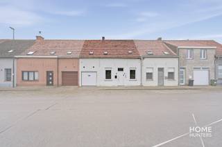 Deze charmante woning, gelegen op een ruim perceel in het hart van Vlamertinge, biedt een uitzonderlijke kans voor wie op zoek is naar ruimte, potentieel en vrijheid om te creëren.<br /><br />De woning beschikt over drie volwaardige slaapkamers en een zeer ruime garage, wat zorgt voor tal van mogelijkheden. Dankzij het grote perceel en de solide basis is dit pand de perfecte blanco canvas om om te vormen tot een warme gezinswoning of een rendabel investeringsproject.<br /><br />Of je nu een jong gezin bent dat droomt van een woning op maat, of een investeerder met oog voor opportuniteiten: dit eigendom combineert locatie, ruimte en toekomstwaarde op een unieke manier.<br /><br />Een woning boordevol potentieel, klaar om nieuw leven ingeblazen te worden.