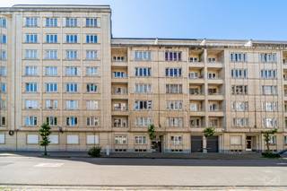 <h4>SCHAARBEEK – Appartement met 2 slaapkamers op het gelijkvloers en balkon – Smaragdlaan 71</h4>
<p>Gelegen aan de <strong>Smaragdlaan 71 in Schaarbeek</strong>, in een rustige en gegeerde residentiële wijk, dicht bij openbaar vervoer, winkels en met een vlotte verbinding naar het stadscentrum en de Europese instellingen, bevindt zich dit appartement met 2 slaapkamers op het gelijkvloers van een goed onderhouden mede-eigendom uit de jaren 60.</p>
<p>Het appartement onderscheidt zich door zijn <strong>ruime volumes</strong>, <strong>hoge plafonds</strong> en aangename lichtinval. Het bestaat uit een ruime woonkamer, twee slaapkamers, een keuken en badkamer die opgefrist kunnen worden, evenals een <strong>klein achterbalkon</strong>, ideaal om in alle rust van een buitenruimte te genieten.</p>
<p>Het gebouw beschikt over een <strong>lift</strong> en wordt professioneel beheerd.</p>
<h3>Troeven</h3>
<p>✔ Oppervlakte van ± 111 m²<br />✔ 2 slaapkamers<br />✔ Gelijkvloers appartement<br />✔ Klein achterbalkon<br />✔ Lift aanwezig<br />✔ Goed onderhouden gebouw uit de jaren 60<br />✔ Hoge plafonds<br />✔ Ramen met dubbele beglazing<br />✔ Veiligheidsdeur<br />✔ Elektrische installatie conform<br />✔ EPC: C-<br />✔ Keuken en badkamer op te frissen</p>
<p>Een eigendom met veel potentieel, ideaal voor een gezin, een eerste aankoop of als investering in een gegeerde buurt van Schaarbeek.</p>
<p><strong>Informatie en bezoeken: neem contact op met We Invest Brussel-Europe.</strong></p>
<p><strong>Frédéric Top – Vastgoedmakelaar</strong><br />📞 0472 34 44 08<br />✉️ frederic.top@weinvest.be</p>