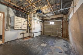 <p>Deze woning biedt volop mogelijkheden voor ruim en flexibel wonen. Ze is ideaal voor een groot gezin, een samengesteld gezin of als kangoeroewoning. Achter de gevel schuilt maar liefst 235 m² bewoonbare oppervlakte, met vier slaapkamers, een aangename tuin, een achteruitweg en een energiezuinig karakter dankzij het gunstige B-label.</p>
<p><strong>Gelijkvloers (102m²)</strong><br />Op het gelijkvloers bevinden zich een ruime inkomhal (8m²), een garage (24m²) met extra bergruimte en een droge kelder (6m²). De leefruimte (20m²) sluit aan op de keuken met open eetplaats (33m²). Naast de keuken is er een eerste berging, daarnaast zijn er een apart toilet en een berging/wasplaats (9m²). De fijne tuin ligt te midden van het groen en biedt een aangename buitenruimte.</p>
<p><strong>Eerste verdieping (66m²)</strong><br />Op de eerste verdieping bevindt zich een bijkomende leefruimte (37m²) met een aparte tweede keuken (7,5m²). Deze ruimte kan ook perfect dienstdoen als polyvalente ruimte. De badkamer is ingericht met een ligbad en toilet (7,5m²).</p>
<p><strong>Tweede verdieping (54m²)</strong><br />De tweede verdieping beschikt over vier slaapkamers (12-11-9-7m²). Via een trektrap is er toegang tot de zolder (13m²).</p>
<p><strong>Extra troeven</strong><br />De woning wordt verwarmd op aardgas. In 2022 werden de ramen en de verwarming vernieuwd. Daarnaast zijn de daken geïsoleerd, wat bijdraagt aan het energiezuinige karakter van de woning.</p>