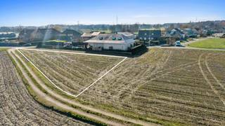 Prachtig perceel bouwgrond te koop! <br /><br />Deze bouwgrond met een oppervlakte van maar liefst 13a 46ca kan u terugvinden aan Op de Puin in Lanaken. Het betreft een bouwgrond met vergunde plannen dewelke strikt moeten nageleefd worden. De bouwgrond bevindt zich op een rustige maar toch centraal gelegen locatie. Alle basisvoorzieningen zoals scholen, het openbaar vervoer en winkels liggen binnen handbereik. Ook kan men binnen enkele minuten de oprit van de autostrade (E314) bereiken en is er een vlotte verbinding naar de omliggende gemeentes. <br /><br />PLUSPUNTEN: <br />• Open bebouwing op een ruim perceel<br />• Oppervlakte van 13a 46ca <br />• Perceelsdiepte van ongeveer 60 meter<br />• Vlakbij het centrum van Lanaken<br />• Goede ligging in rustige straat <br /><br />Heeft u interesse in deze bouwgrond? Contacteer ons voor een bezoek!: 089206111 of stuur een mailtje naar office@immofusion.be. Of spring even binnen bij ons op kantoor!