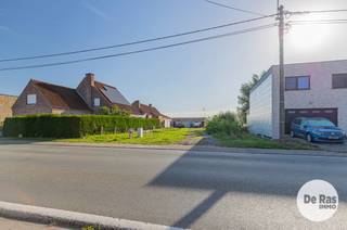 <strong>BERLARE – Mooie bouwgrond voor halfopen bebouwing op een centrale locatie.</strong><br /><br />Dit mooi gelegen perceel bouwgrond bevindt zich langs een centrale verbindingsweg in Berlare, op korte afstand van scholen, openbaar vervoer, winkels en belangrijke invalswegen. Bovendien ligt het perceel nabij het Provinciaal Domein Nieuwdonk, wat zorgt voor een aangename en groene omgeving.<br /><br />Het perceel heeft een totale oppervlakte van 4a 73ca en beschikt over een mooie straatbreedte van circa 11 meter. De bouwmogelijkheden voorzien in een halfopen bebouwing met een maximale bouwdiepte van 15 meter op het gelijkvloers en 12 meter op de verdieping. De maximale kroonlijsthoogte bedraagt 6,50 meter.<br /><br />Voor deze eigendom is een plat dak verplicht en dient het gabarit van het aanpalende perceel te worden gevolgd. Verder wordt voorzien in een bouwvrije strook van minimaal 3 meter, een gevelbreedte van circa 8,4 meter en een onverharde tuinzone van 20 meter. Een garage/carport kan worden gerealiseerd in de achtertuinzone<br />met een oppervlakte van maximaal 30m². In de tuinzone kan voor het overige één vrijstaand gebouw(tuinberging) worden ingeplant op minimaal 1m van de perceelsgrenzen en op minimaal 20m achter de voorbouwlijn. Plaatsing op de perceelsgrenzen is toegestaan bij akkoord van de buur.<br /><br />Bent u op zoek naar een betaalbaar perceel bouwgrond voor de realisatie van een halfopen bebouwing, gelegen in een aangename omgeving met een vlotte bereikbaarheid? Dan is dit perceel zeker het bekijken waard.<br /><br />Voor meer informatie of een bezoek ter plaatse kunt u contact opnemen via 053/60.65.60.