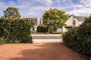 Deze ruime open bebouwing vinden we terug in aangename omgeving te Evergem.<br /><br />Huidige eigenaren kochten de woning in 1993 en hebben sindsdien de eigendom fantastisch goed onderhouden en opgefrist waar nodig! In recente jaren werden enkele doordachte investeringen gedaan, zowel op energetisch als op technisch vlak. De combinatie van dit alles zorgt ervoor dat de gebouwen in fantastische staat verkeren.<br /><br />Indeling van de woonst:<br />inkomhal, eetplaats, zithoek, geïnstalleerde keuken (2010), berging/wasplaats, toilet, badkamer. Op de 1ste verdieping vinden we de nachthal, een 2de toilet en 3 volwaardige slaapkamers. Er is een ruime zolder en droge kelder aanwezig.<br />In het garagegebouw zijn er nog een werkplaats, geïnstalleerde sauna en een ingerichte gastenkamer met extra sanitair voorzien. <br /><br />Technisch:<br />- EPC C (geen renovatieplicht)<br />- elektriciteit conform (inclusief schema's)<br />- geen asbestmaterialen gevonden (onderdak vernieuwd in 2000)<br />- centrale verwarming<br /><br /><br />Op zoek naar een ruime woning op een rustige locatie in Evergem? Aarzel dan niet om ons te contacteren voor een vrijblijvend bezoek via 0468/20 15 30 of quinten@qubic-vastgoed.be <br /> 