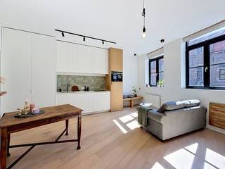 In de Krijgsgasthuisstraat wacht dit comfortabele en instapklare appartement op een nieuwe bewoner. Hier geniet je van de perfecte balans tussen licht, een praktische inrichting en modern comfort.De absolute kers op de taart is het gezellige terras. Een plek van rust in de stad waar je na een drukke dag heerlijk kunt ontspannen.Indeling van het appartement:Leefruimte met open keuken - slaapkamer - badkamer - terras - kelderberging.De gemeenschappelijke kosten onder de vorm van een forfaitbedragen €15/ maand en dienen voor de elektriciteit in de gemene delen.Onmiddellijk beschikbaar!