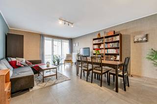GELIJKVLOERS APPARTEMENT MET VRIJ GROTE TUIN<strong>, CAR PORT en mogelijkheid om achteraan een ruime garage bij te kopen. </strong><br />Inkomhal, living met zicht op plein, een moderne ingerichte keuken met eiland, ruime berging, aparte w.c., ruime badkamer met ligbad, douche en modern badmeubel, 2 slaapkamers, gang naar terras en leuke zonnige tuin met tuinhuis.<br />Via een poortje bereikt u rechtstreeks de carport, wat zorgt voor extra comfort en een vlotte toegang. <br />EPC 138 - elektriciteit conform <br />EXTRA INFO : wachtbuizen voor airco - elektrische rolluiken - zonneluifel - zeer ruime kelderberging. <br />GARAGE KAN BIJGEKOCHT WORDEN VOOR <strong>+20 000 EURO </strong><br />