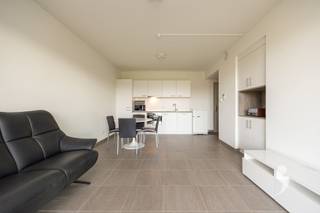 Deze knappe assistentiewoning omvat een ruime leefruimte, voorzien van een zonnig terras, en een volledig geïnstalleerde keuken.Deze keuken beschikt...