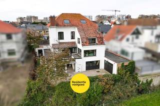 Deze ruime en charmante villa geniet van een uitstekende ligging op wandelafstand van het strand, winkels en openbaar vervoer. Achteraan biedt...