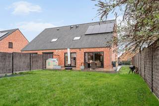 Modern semi-detached home (built in 2023) located in a very quiet setting, yet easily accessible: just 10 minutes from Avelgem and approximately...