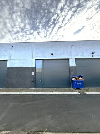 Recente KMO-unit met een oppervlakte van ± 230m² &amp; 2 parkeerplaatsen te huur op de Nelca-site te Lendelede. Gelegen op een toplocatie met een vlotte verbinding naar E17 en E403. Gëisoleerde loods met een vrije hoogte van 6m voorzien van een sectionale poort ( 4m B x 4,2m H) met aparte toegangsdeur, gepolierde betonvloer en lichtstraat. De unit is voorzien van sanitair, regenwater (5000 liter) en een bureauruimte. 