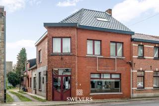 Voor meer info en foto’s, surf naar www.swevers.be – Op een centrale locatie in Koersel vind je dit veelzijdige investeringspand met een bewoonbare oppervlakte van 316 m², bestaande uit een handelsruimte, een appartement, een duplex en twee studio’s. De vier woonunits zijn momenteel allemaal verhuurd en brengen samen € 2210 per maand op. De commerciële ruimte van 60 m² (plus kelder) kan naar wens zelf benut of opnieuw verhuurd worden; in het verleden bracht die € 829/maand op. Dat maakt het geheel uiterst interessant voor investeerders én ondernemers. Het gebouw werd oorspronkelijk opgetrokken in 1951 en volledig gerenoveerd in 1991; in 2024 werd nog het dak vernieuwd. Achteraan zijn er vier privatieve parkeerplaatsen en een gedeelde tuin. Op het gelijkvloers vind je vooraan de handelsruimte met eigen inkom, en achteraan een lichtrijk appartement van 76 m² met twee slaapkamers. De eerste en tweede verdieping vormen een duplex van 125 m² met twee slaapkamers. Tot slot zijn er achteraan twee compacte en goed uitgeruste studio’s van 29 m² en 26 m². Dankzij de centrale ligging zijn alle voorzieningen op wandelafstand en is een vlotte verbinding naar omliggende steden verzekerd. Dit is een unieke kans op een instapklaar opbrengsteigendom met bewezen verhuurbaarheid én extra potentieel. Voor meer informatie, bel 011 255 155. Bron bewoonbare oppervlakte: EPC – verslag.<br />* De studio's bus 4 en bus 5 hebben een energieprestatiescore E en F. Derhalve is dit pand onderworpen aan de renovatieverplichting van de Vlaamse overheid voor residentiële gebouwen (behoudens bij sloop binnen 5 jaar na de aankoop). Consulteer voor meer informatie de website van het Vlaams Energie- en Klimaatagentschap via https://www.vlaanderen.be/een-huis-of-appartement-kopen/renovatieverplichting-voor-residentiele-gebouwen.
