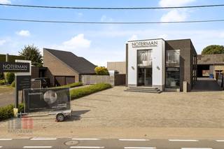 Dit instapklare en multifunctionele bedrijfsgebouw biedt tal van mogelijkheden voor ondernemers die op zoek zijn naar een strategische uitvalsbasis. Gelegen <strong>langs de N8</strong> Oudenaarde geniet u van uitstekende verbindingen naar Oudenaarde, Zottegem en Brakel, met de <strong>N60</strong> op slechts 6 km.<br /><br />Met een totale oppervlakte van 364 m², verdeeld over het gelijkvloers en de eerste verdieping, biedt dit pand alle ruimte voor uw onderneming. Het gelijkvloers bestaat uit een polyvalente ruimte die zowel als een toonzaal, showroom, kantoor als handelsruimte kan dienen. Verder is er een afgesloten kantoor. Op de verdieping vindt u extra flexibele werk- of presentatieruimte, een directeurskantoor en sociale ruimte met kitchenette. Alles afgewerkt met kwaliteitsvolle en duurzame materialen.<br /><br />Achter het gebouw staat een magazijn van 271m² samen met een buitenterrein, ideaal voor stockage.<br /><br />Daarnaast biedt het pand ruime parkeergelegenheid voor zowel medewerkers als klanten, zowel aan de voor- als achterzijde van het gebouw. Dit pand is vrij bij akte en klaar voor uw onderneming!<br /><br />Interesse? Neem contact op met <strong>PANORAMA B2B</strong> voor meer info, plannen of een vrijblijvend plaatsbezoek: <strong>0477 02 09 02.</strong><br /> 