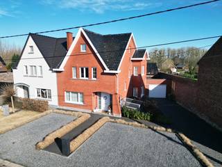 <u><strong>Ruime halfopen bebouwing in rustige buurt te Werm – Onderstraat 7, Bilzen-Hoeselt</strong></u><br /><br />Op een rustige en aangename ligging in het landelijke Werm, een deelgemeente van Bilzen-Hoeselt, vinden we deze ruime halfopen bebouwing (HOB) terug. De buurt wordt gekenmerkt door haar kindvriendelijk karakter, vlotte bereikbaarheid en de nabijheid van scholen, winkels en verbindingswegen. Hier woon je rustig, met alle dagelijkse voorzieningen binnen handbereik en een vlotte verbinding naar Bilzen en omliggende gemeenten.<br /><br /><strong>Indeling van de woning</strong><br />We betreden de woning via de inkomhal met vestiaire, die toegang biedt tot de ruime en lichtrijke leefruimte. Vooraan bevindt zich een zithoek aan de sierhaard, die momenteel ingericht is als bureauruimte. Aansluitend komen we in de eethoek, die naadloos overloopt in een tweede zithoek. Dankzij de dakkoepel geniet deze ruimte van een aangename lichtinval en een open, ruimtelijk gevoel.<br /><br />Naast de zithoek bevindt zich een extra kamer, ideaal als vierde slaapkamer, hobbyruimte of bureau. Momenteel wordt deze ruimte gebruikt als speelkamer.<br />De open keuken is uitgerust met alle nodige toestellen, waaronder een gaskookplaat, en biedt directe toegang tot de ruime, afgesloten tuin – perfect voor gezinnen en tuinliefhebbers.<br /><br /><strong>Op het gelijkvloers vinden we verder:</strong>
<ul>
<li>Een ruimte met aansluitingen voor een mogelijke badkamer</li>
<li>Een praktisch washok met aansluitingen voor wasmachine en droogkast</li>
<li>Een gastentoilet</li>
<li>Een inpandige garage met elektrische poort</li>
</ul>
Op de eerste verdieping zijn er drie slaapkamers waarvan één momenteel ingericht is als dressing en twee als volwaardige slaapkamers. De badkamer is uitgerust met een douche, wasmeubel en een tweede toilet.<br /><br />Daarnaast beschikt de woning over:
<ul>
<li>Een ruime zolderverdieping met potentieel voor woonuitbreiding (momenteel opbergzolder)</li>
<li>Twee extra zolderbergingen aan de andere zijde van de woning</li>
<li>Een kleine kelder op niveau -1</li>
</ul>
<strong>Buitenruimte</strong><br />De volledig afgesloten tuin met een oppervlakte van 9 are 95 ca biedt rust, privacy en voldoende ruimte voor ontspanning. Bovendien zijn er extra opbergmogelijkheden voor tuinmateriaal.<br /><br /><strong>Extra troeven</strong>
<ul>
<li>Ruime en functionele woning</li>
<li>EPC C – geen renovatieplicht</li>
<li>3 airco’s</li>
<li>Elektriciteit conform</li>
<li>Veel bergruimte en uitbreidingsmogelijkheden</li>
</ul>
Wens jij deze ruime woning te bezichtigen? Aarzel niet en neem contact met ons op, wij helpen je graag verder!<br /><br /><strong>Tel.: 0032(0)485 97 49 28<br />E-mail: info@co-realestate.be</strong>