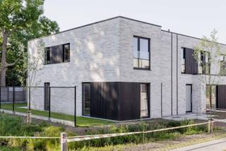 Op lot 26 in onze gezinsvriendelijke woonbuurt aan de Torhoutsestraat in Ruddervoorde bouwde Danneels deze moderne halfopen bebouwing.<br /><br />Het is een energiezuinige BEN-woning voorzien van zonnepanelen en een slim ventilatiesysteem. Zo houd jij jouw energie-uitgaven onder controle.  <br /><br />Deze kwalitatieve gezinswoning in moderne stijl heeft o.m. een lichtrijke open ingedeelde leefruimte met extra bureauhoekje, ingerichte eilandkeuken en badkamer, gezellig terras en  zongerichte tuin, 3 ruime slaapkamers en handige bergingen. Ook het terras, voordeurpad, jouw carport, tuinhuis én tuinafsluiting zijn inbegrepen.<br /><br />Jouw keuken- en badkamerinrichting en jouw vloer- en wandtegels kies je zelf uit in de toonzalen van onze partners.<br /><br />Rustige omgeving, met veel open ruimte en toch overal dichtbij. Hier woon je familievriendelijk en verkeersluw.<br /><br />Wij werken deze woning in enkele maanden woonklaar voor je af. 