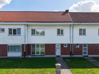 <p><span>Rustig thuiskomen, met het centrum binnen fietsbereik. In een doodlopende straat geniet deze charmante woning van een aangename ligging waar je de dagelijkse drukte achter je laat. Een plek om thuis te komen, de fiets te nemen richting centrum of in alle rust van je tuin te genieten.</span></p><p><span>Deze gesloten bebouwing uit 1960 combineert een lichtrijke leefomgeving met belangrijke, recent uitgevoerde renovaties. Zowel het hellende als het platte dak werd vernieuwd en geïsoleerd. Ook de ramen werden vervangen door nieuwe pvc-ramen. Dat vertaalt zich in een gunstig EPC-label B, met een energiescore van 186 kWh/m²/jaar. Bovendien is de elektrische installatie conform gekeurd, zonder inbreuken. Een sterke basis om hier jouw eigen woonverhaal te schrijven.</span></p><p><span>LICHT EN RUIMTE OM SAMEN TE LEVEN</span></p><p><span>De inkomhal met afzonderlijk gastentoilet leidt naar de ruime, lichtrijke leefruimte met open keuken. De open indeling brengt koken, tafelen en ontspannen samen en vormt het hart van de woning. Van een rustige ochtend tot een gezellige avond met vrienden: hier is plaats voor het dagelijkse leven.</span></p><p><span>Een aparte berging/wasruimte houdt praktische zaken netjes uit het zicht. De kelder biedt bijkomende opbergruimte voor voorraad en spullen die je niet elke dag nodig hebt.</span></p><p><span>EEN TUIN OM VAN TE GENIETEN</span></p><p><span>De tuin geeft het wonen een aangename extra dimensie. Buiten ontbijten, wat tuinieren of na een werkdag nog even genieten van de avond: je hebt hier je eigen plek in het groen. Het aanwezige tuinhuis biedt handige bergruimte voor tuingereedschap en buitenmateriaal.</span></p><p><span>DRIE SLAAPKAMERS EN EXTRA MOGELIJKHEDEN</span></p><p><span>Op de eerste verdieping bevinden zich drie slaapkamers en een badkamer. De geïsoleerde zolder met Veluxraam voegt daar een interessante ruimte aan toe die je verder naar eigen wensen kunt afwerken. Een rustige thuiswerkplek, een hobbyruimte of bijkomende slaapkamers? Hier ligt de mogelijkheid om de woning verder te laten aansluiten bij jouw plannen.</span></p><p><span>Met haar rustige ligging, gunstige energieprestatie en reeds uitgevoerde renovaties spreekt deze woning aan op meer dan één vlak. Een aangename thuis met drie slaapkamers, een tuin én ruimte om verder vorm te geven aan de toekomst.</span></p><p><span>PLAN JE BEZOEK</span></p><p><span>Immo LEY biedt deze woning aan in samenwerking met Christine De Belder van REF Vastgoed.</span></p><p><span>Ontdek zelf de sfeer en mogelijkheden van deze woning. Plan eenvoudig je bezoek via </span><span>www.immoley.be</span><span> en kies het tijdslot dat jou past. Voor meer informatie kun je terecht bij Christine De Belder op 0496 289 489.</span></p>