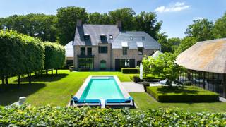 Magnifique villa de haut standing sur un terrain de 8 042 m² située dans l'avenue la plus unique et recherchée du résidentiel d'Oud-Turnhout. La villa a une surface habitable de 1 253 m² et a vraiment tout : 7 chambres, 6 salles de bains, des espaces de vie spacieux, un bureau, 2 garages intégrés, un sous-sol entièrement aménagé avec accès séparé, un jardin magnifiquement aménagé avec un luxueux poolhouse équipé de installations de bien-être et une piscine extérieure. Un choix d'aménagement extraordinaire qui dépasse toutes les attentes.<br /><br />Vraiment un chef-d'œuvre de luxe et d'intimité, où l'élégance, la technologie et le confort se rejoignent dans une villa d'une classe inégalée !<br /><br />Rez-de-chaussée :<br />En entrant dans le hall d'entrée de cette villa, vous ressentez immédiatement l'espace et l'ouverture qu'elle offre. Les grandes baies vitrées offrent une lumière magnifique, tout comme les hauts plafonds qui donnent une sensation d'espace. À gauche du hall d'entrée se trouvent des toilettes d'invités et un vestiaire. Les espaces de vie s'étendent sur toute la largeur de la villa. À droite, vous trouverez deux vastes salons en parquet, dont l'un est équipé d'une cheminée au gaz, l'endroit idéal pour recevoir vos invités avec style. Dans l'autre salon, vous pourrez regarder la télévision confortablement. Le plafond atteint la hauteur du faîte et est éclairé par un magnifique lustre. À gauche de la villa se trouve la grande cuisine avec coin repas équipé d'une cheminée au gaz. Les grandes baies vitrées à l'arrière créent une belle connexion avec le jardin et la piscine. La cuisine est un paradis culinaire équipé d'appareils haut de gamme Gaggenau (dont 2 cuiseurs vapeur, 2 fours à chaleur tournante, 2 tiroirs chauffants, plaque à induction, système d'aspiration Bora, 2 grands réfrigérateurs, ...). C'est un régal de prendre l'apéritif ou le petit-déjeuner sur l'îlot de cuisine ou les bancs confortables dans l'alcôve. La terrasse couverte avec éléments chauffants est directement accessible depuis la cuisine. À l'avant de la villa, vous trouverez la partie pratique avec notamment un grand cellier avec chambre froide, friteuse avec hotte, machine à glaçons et de nombreux placards encastrés, un deuxième vestiaire pour manteaux et chaussures attenant à l'entrée arrière et au double garage intégré. Un espace bureau pratique, une salle de jeux pour enfants ou un deuxième coin télé se trouve également à l'avant de la villa et peut être facilement fermé avec une paroi coulissante en verre.<br /><br />Premier étage :<br />L'escalier large recouvert de parquet vous mène à l'étage supérieur. Une porte de sécurité dissimulée avec verrouillage par empreinte digitale sécurise l'étage supérieur. La suite principale se trouve du côté droit et dispose d'un dressing spacieux (Poliform) au centre, d'une salle de bains de luxe avec une double douche à l'italienne, une baignoire îlot en Corean, deux lavabos dans un meuble moderne, équipée de robinetterie Dornbracht, la chambre principale se trouve à l'arrière et offre une belle vue sur le jardin. Cette suite offre également un coin salon/bureau séparé avec cheminée au gaz. De l'autre côté de cet étage, vous trouverez deux chambres d'enfants très spacieuses (30 m² - 55 m²), une salle de bains de luxe avec baignoire, douche et deux lavabos dans un meuble, des toilettes séparées sur le palier et une grande buanderie/buanderie avec de la place pour 4 machines à laver/sécher et de nombreux placards encastrés.<br /><br />Deuxième étage :<br />À cet étage, un palier qui sert également de coin détente/coin