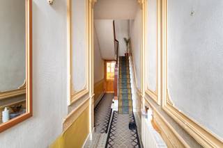 De woning is ideaal gelegen in Hoboken, vlakbij de grens met Wilrijk, op slechts een steenworp van het centrum van Hoboken. Alle voorzieningen zijn op wandelafstand: winkels, shopping ‘Den Tir’, de Abdijstraat met haar talrijke winkels, scholen, parken en ontspanning. Het openbaar vervoer is eveneens een grote troef van deze locatie. Vlakbij de woning bevinden zich tram- en bushaltes, zodat je snel in het centrum van Antwerpen. Daarnaast biedt de ligging uitstekende verbindingen met belangrijke invalswegen en autosnelwegen, wat zorgt voor vlotte bereikbaarheid. De woning heeft een opfrisbeurt nodig en biedt op het gelijkvloers een inkomhal, een ruime woonkamer, eetkamer, een grote keuken met aangrenzende bijkeuken, een badkamer, 2 WC's en een wasplaats/berging. Daarnaast is er een groot zonneterras, perfect om van de buitenlucht te genieten. Het terras is zowel vanuit de woning als via de garage bereikbaar, wat het bijzonder praktisch maakt voor het stallen van fietsen en het lossen van boodschappen. De garage heeft een sectionale poort en biedt ruimte voor 3 auto's.<br />Op de 1ste verdieping bevinden zich 4 slaapkamers, 2 badkamers en 2 WC’s. <br />De 2de verdieping bestaat uit drie ruime slaapkamers, een woonkamer en een apart toilet. Via het zolderluik is de zolderverdieping bereikbaar, waar extra kamers gecreëerd kunnen worden. <br />Bovendien beschikt de woning over 2 kelders. Een woning met enorm veel potentieel!<br />Voor meer info bel ons op 03 233 33 00 of mail ons via info@walls.be.